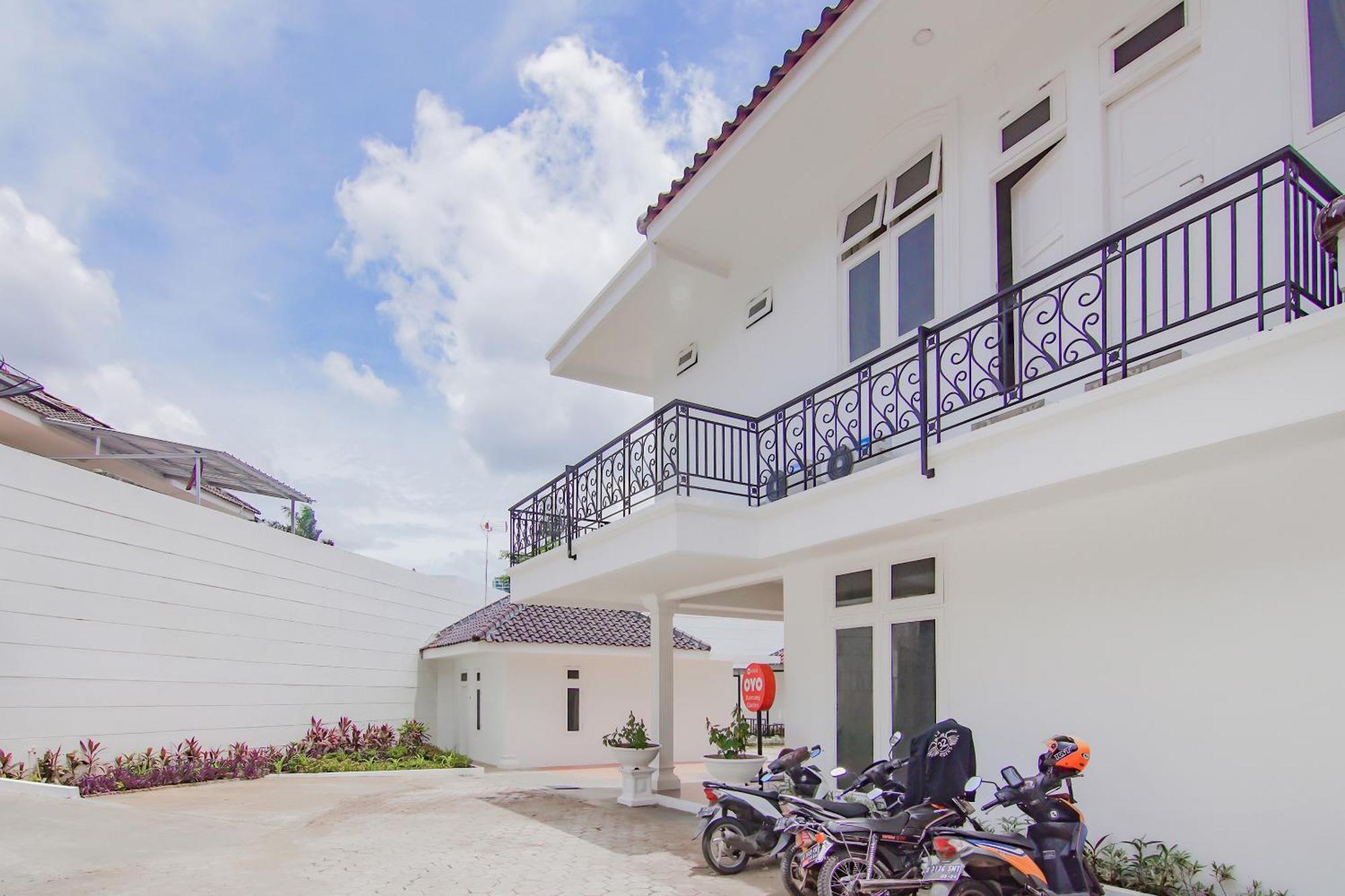 Hotel OYO 90342 Kemang Garden Jakarta Exterior foto